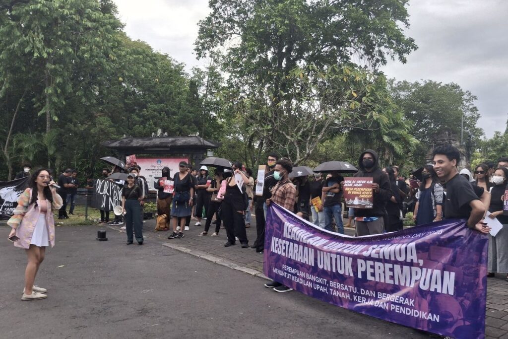 Sejumlah perempuan menggelar aksi unjuk rasa dalam rangka memperingati hari perempuan internasional atau Internasional Wome's Day, di depan Monumen Bajra Sandhi, Renon, Kota Denpasar, Bali, pada Kamis (20/3/2025). KOMPAS.COM/ Yohanes Valdi Seriang Ginta (Yohanes Valdi Seriang Ginta )