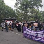 Sejumlah perempuan menggelar aksi unjuk rasa dalam rangka memperingati hari perempuan internasional atau Internasional Wome's Day, di depan Monumen Bajra Sandhi, Renon, Kota Denpasar, Bali, pada Kamis (20/3/2025). KOMPAS.COM/ Yohanes Valdi Seriang Ginta (Yohanes Valdi Seriang Ginta )