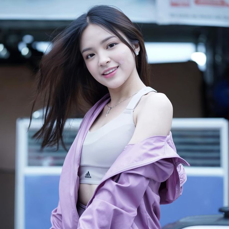 Cantiknya Elsa Japasal, Saat Jajan Gorengan hingga Nasi Padang