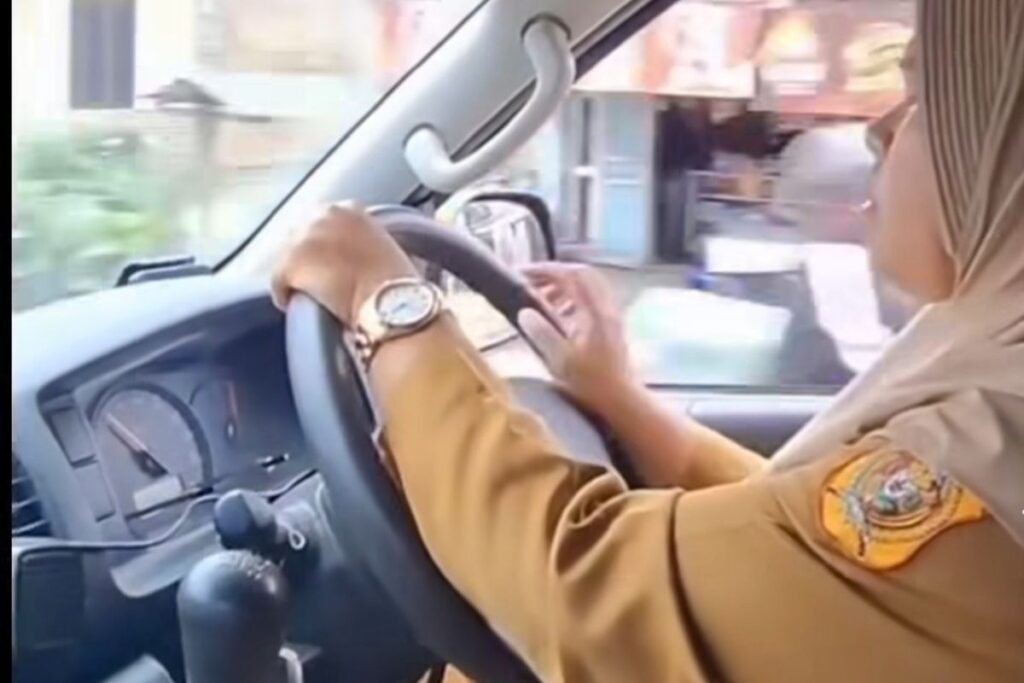 Heboh Bidan di Dairi Sumut Jadi Sopir Ambulans