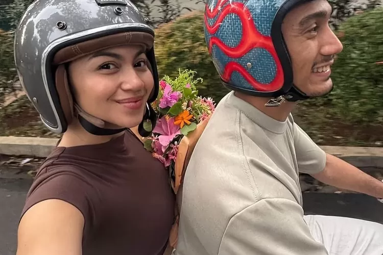 Potret Bucin Ariel Tatum Dibonceng Daffa Wardhana Naik Vespa