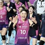 Pink Spiders berhasil meraih gelar juara Liga Voli Korea setelah mengalahkan Red Sparks secara dramatis dengan skor 3-2 di laga final. Pertandingan yang berlangsung di Gimnasium World Samsan, Incheon, pada hari Selasa (8/4) sore WIB ini menampilkan pertarungan yang sangat sengit, berakhir dengan skor set 26-24, 26-24, 24-26, 23-25, dan 15-13. Di set pertama, Red Sparks langsung menunjukkan dominasi mereka dengan memimpin 2-0. Namun, Pink Spiders segera menyamakan kedudukan menjadi 3-3, diikuti dengan imbang 4-4 dan 5-5. Selanjutnya, Pink Spiders mengambil alih keunggulan 6-5, tetapi Megawati dan timnya berhasil menyamakan kembali menjadi 6-6 dan 7-7. Red Sparks kemudian kembali unggul 8-7 dan memperlebar jarak menjadi 9-7. Namun, Pink Spiders tidak menyerah dan berhasil menyamakan menjadi 10-10. Red Sparks lalu memperbesar keunggulan mereka menjadi 16-13 dan 19-15. Meskipun demikian, Pink Spiders memperkecil ketertinggalan menjadi 18-20 dan kemudian menyamakan kedudukan di 21-21 serta memimpin 22-21. Smes keras dari Megawati berhasil menyamakan kedudukan 22-22 untuk Red Sparks, diikuti dengan service ace yang membuat mereka unggul 23-22. Namun, Pink Spiders kembali mengejar dan memimpin 24-23 setelah melakukan blok efektif terhadap serangan Megawati. Meski Megawati berusaha menyamakan kedudukan 24-24, dua serangan back attack-nya gagal menghasilkan poin, sehingga Pink Spiders menutup set pertama dengan kemenangan 26-24. Memasuki set kedua, Red Sparks kembali memimpin 2-0 dan memperbesar jarak menjadi 8-4. Namun, Pink Spiders tidak mudah menyerah dan memperkecil ketertinggalan menjadi 9-11 dan 11-12. Red Sparks kembali memperlebar jarak menjadi 16-12, dengan Megawati memperkuat keunggulan menjadi 17-12. Namun, kesalahan dalam menerima bola oleh Pyo Seung Ju memungkinkan Pink Spiders mengurangi perolehan poin menjadi 14-17. Service ace dari Vanja Bukilic kembali membawa Red Sparks menjauh di angka 21-16. Namun, Pink Spiders menunjukkan semangat perjuangan dengan memperkecil skor menjadi 19-21, meskipun mereka menghadapi kesalahan dari Kim Yeon Koung yang membuat Red Sparks menjauh lagi dengan skor 23-19. Megawati menambah poin menjadi 24-21, tetapi Pink Spiders berhasil menyamakan skor menjadi 24-24 dan akhirnya memimpin di 24-26 untuk menutup set kedua 26-24. Di set ketiga, Red Sparks meraih keunggulan jauh di awal permainan dengan skor 7-1. Pink Spiders berusaha mengejar dan memangkas skor menjadi 3-8, tetapi Megawati serta timnya kembali memperlebar keunggulan menjadi 11-5 dan terus maju 15-11 dan 17-12. Pink Spiders perlahan-lahan mengejar dan mengurangi ketertinggalan menjadi 13-17, namun Red Sparks kembali tampil tajam dan menjauhkan jarak menjadi 19-14. Memasuki momen-momen krusial, kesalahan dari Red Sparks memberi kesempatan bagi Pink Spiders untuk memangkas skor menjadi 18-21. Pink Spiders terus berjuang hingga bisa mendekat 20-21, namun Bukilic membawa Red Sparks menjauh kembali ke 23-20. Meskipun Pink Spiders berhasil memperkecil ketertinggalan menjadi 22-23 dan kemudian menyamakan hingga 23-23, Red Sparks akhirnya menutup set ketiga dengan kemenangan 26-24 dan membawa mereka memimpin dengan skor keseluruhan 2-1. Di set keempat, Red Sparks kembali memimpin dengan jauh, menciptakan keuntungan awal 8-3. Megawati dan timnya kemudian memperbesar keunggulan menjadi 10-5. Pertandingan masih sangat ketat dan penuh ketegangan, menunggu momen-momen penting berikutnya dalam laga final yang menarik ini. Megawati dan rekan-rekannya berhasil mempertahankan keunggulan mereka dengan skor 13-5. Namun, Pink Spiders mampu meraih beberapa poin berturut-turut, memperkecil jarak menjadi 10-15. Red Sparks kemudian bangkit dan menjauh lagi, menciptakan keunggulan 18-10, sebelum Pink Spiders kembali memperkecil skor menjadi 14-19. Bukilic tampil cemerlang, menghentikan laju poin Pink Spiders dan membawa Red Sparks unggul 20-14. Kecerdikan Megawati dan Bukilic membawa Red Sparks menjauh dengan skor 22-16. Akhirnya, Red Sparks menutup set keempat dengan kemenangan 25-23. Memasuki set kelima, pertarungan berlangsung ketat sejak awal dengan catatan imbang di berbagai angka seperti 2-2, 3-3, hingga 12-12. Namun, Pink Spiders berhasil keluar sebagai pemenang dengan skor 15-13, meraih gelar juara Liga Voli Korea musim ini. Pada final leg pertama, Pink Spiders telah meraih kemenangan atas Red Sparks dengan skor 3-0. Di final leg kedua, mereka kembali unggul 3-2. Sementara di final leg ketiga, Red Sparks berhasil menang 3-2, dan pada final leg keempat, mereka mengalahkan Pink Spiders 3-2. Akhirnya, di final leg kelima, Pink Spiders meraih kemenangan lagi dengan skor 3-2. Dengan demikian, Pink Spiders dinyatakan sebagai juara Liga Voli Korea Selatan dengan skor agregat 3-2.